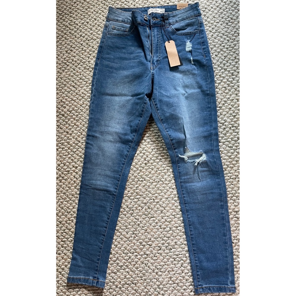 Size 9 Fashion skinny Jean for women, new with tags, slight stretch